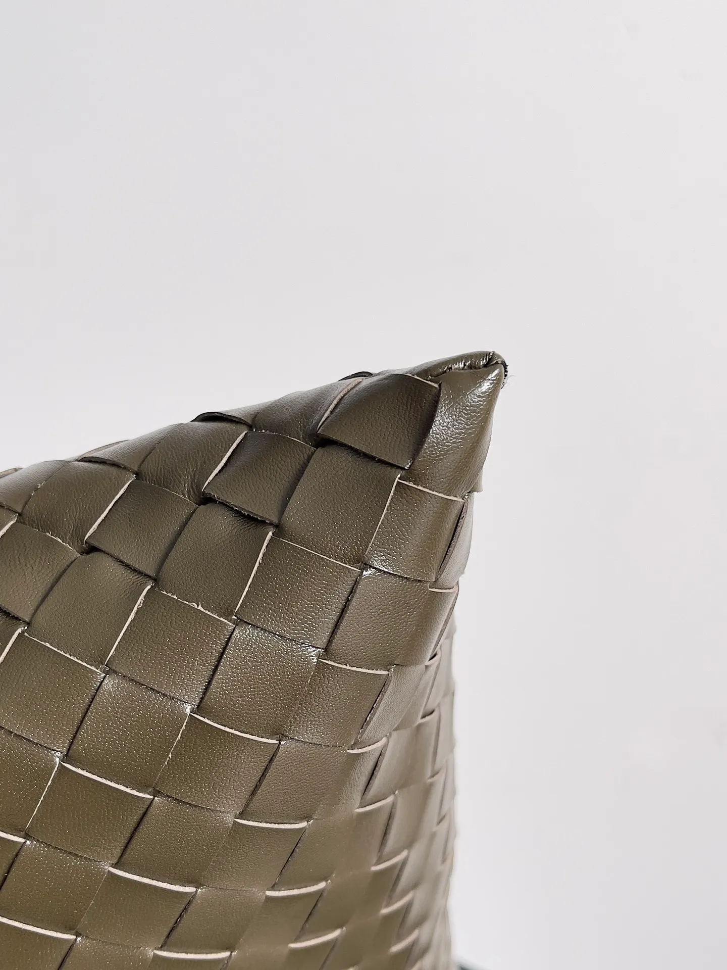 Batch 2160 Recently, I seem to be obsessed with this bag from BV~ The new Hop is really not too beautiful. The whole bag has no seams. The bag body and handles are made of one piece of leather. It embodies the style and essence of Bottega Veneta. It truly represents craftsmanship and creativity. The large size has a very loose and lazy upper body. Big bag lovers will definitely not regret buying it. Style number: 763970 Size: 53*24*13
